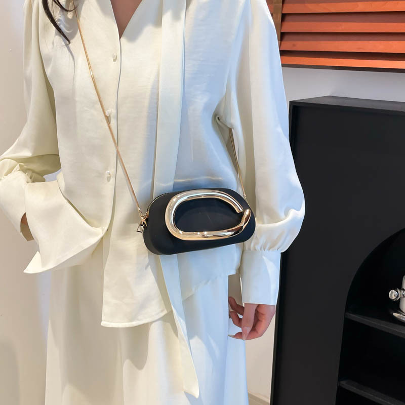 Unique and niche design box bag 2025 new style fashionable and niche single-shoulder bag, stylish and versatile chain crossbody bag for women Application Scenario