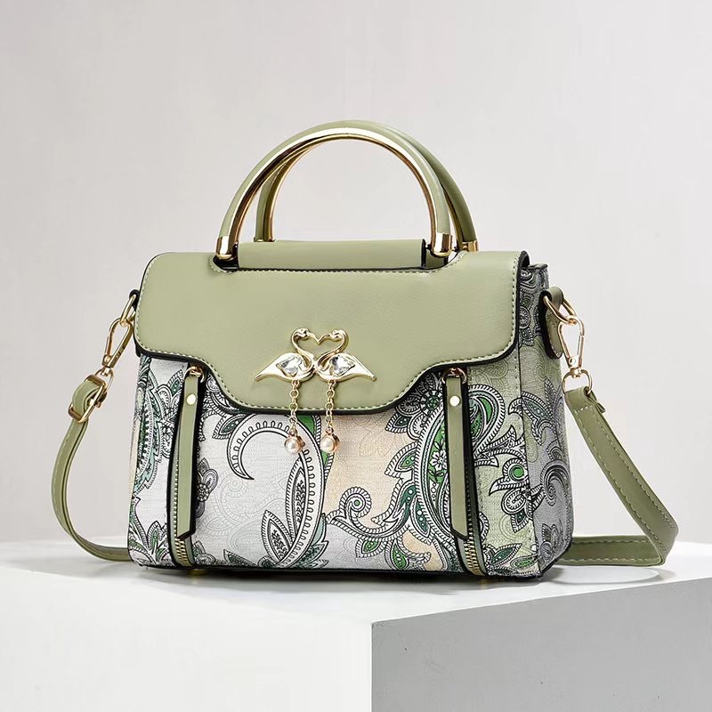 The new printed Chinese-style women's bag is a fashionable and high-quality handbag that can be matched with all kinds of light luxury single-shoulder crossbody bags. It is a best-selling cross-border bag Application Scenario