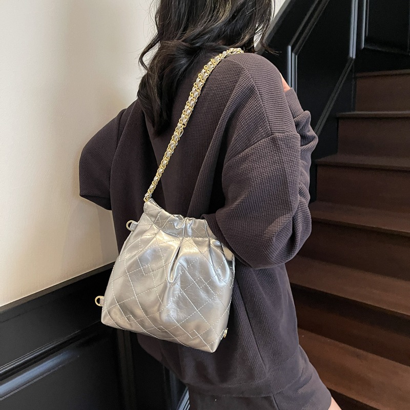 A light luxury high-end pleated and simple diamond-shaped chain versatile backpack for women, a new fashion single-shoulder crossbody bag for 2025 Specification drawing