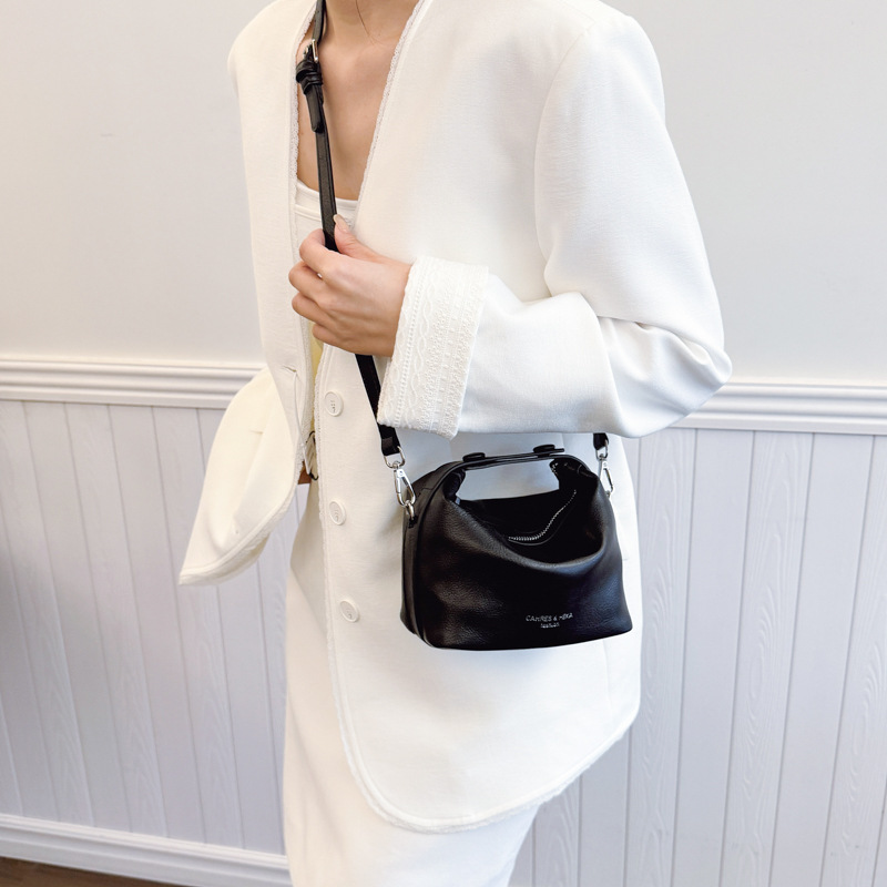 New Spring/Summer 2025 Korean-style exquisite solid color handbag for women, with a high-end texture, simple and versatile, single-shoulder crossbody bag Application Scenario