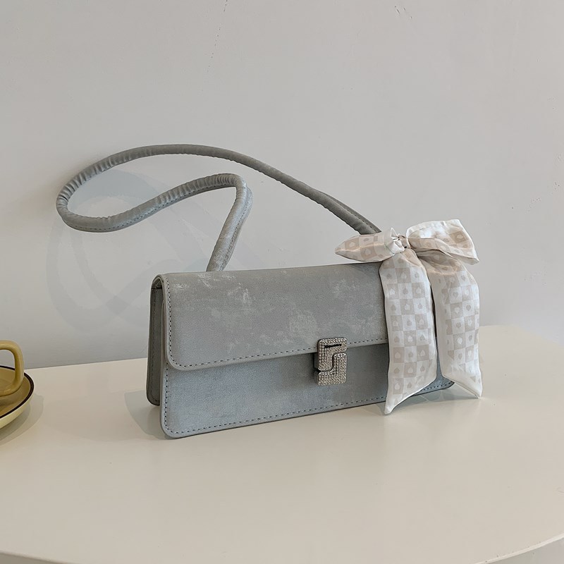 The 2024 new silver single-shoulder bag for French niche women is in vogue this year. The textured underarm baguette bag is also popular details Picture