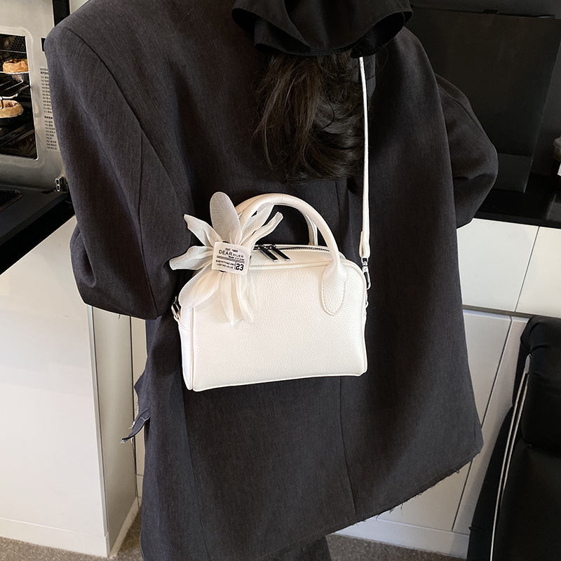 High-end small square bag for women, 2025 new style fashionable crossbody bag, casual hand-carry Boston bowling bag Application Scenario