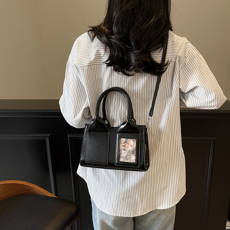 The new Korean-style textured handbag for women in 2025 is a niche, fashionable and versatile single-shoulder underarm bag, and a trendy crossbody bag details Picture