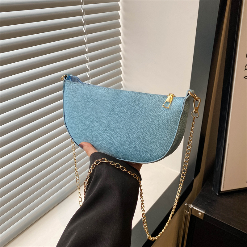 This year, the "Small Bag Women 2025 Summer New Fashion single-shoulder crossbody Bag" is in vogue. It's a versatile commuting crossbody bag full figure