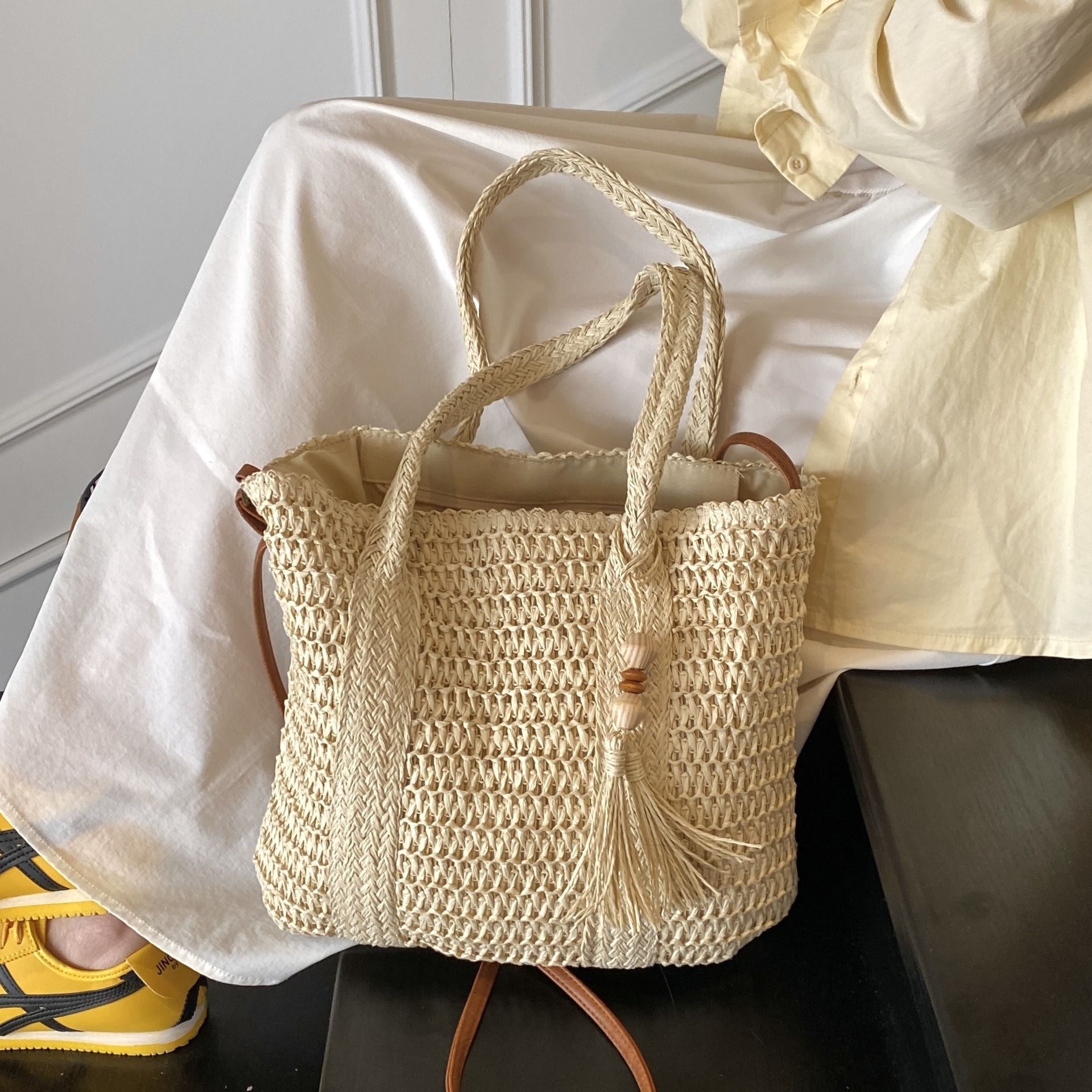 High-end large-capacity hand-held woven bag for women 2025 summer, new style beach vacation straw woven single-shoulder tote bag full figure