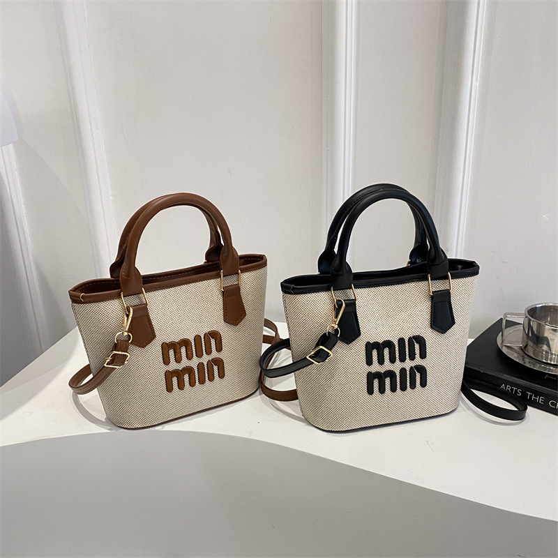 A new, fashionable single-shoulder bag with a woven leather surface and a waterproof crossbody bag for commuting Application Scenario