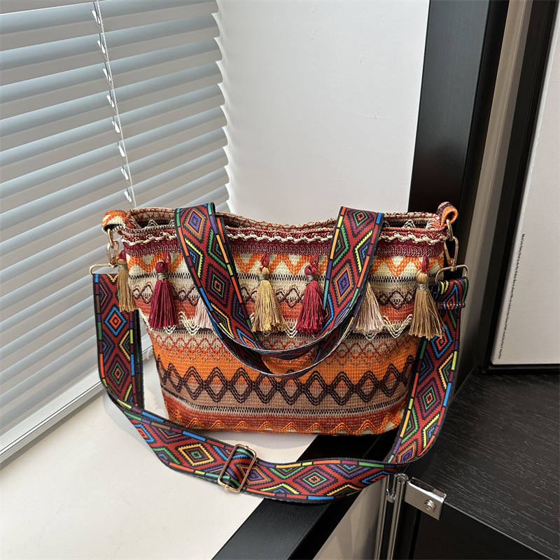Ethnic style large-capacity tassel personalized tote bag, 2024 new single-shoulder crossbody bag, Bohemian niche women's bag full figure