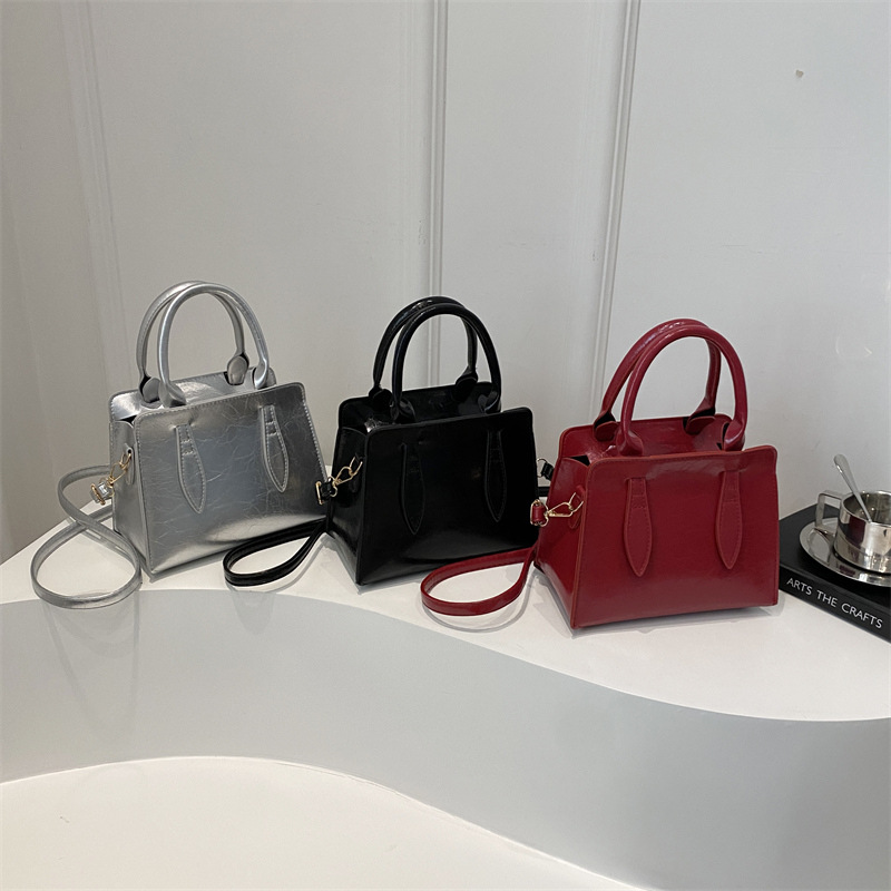 Cross-border bag for women 2024 New style: Fashionable and simple tote bag with large capacity for commuting hand and shoulder crossbody Application Scenario