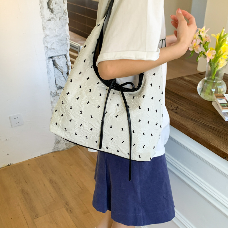 Trendy and fashionable bow pleated large-capacity underarm bag for women 2025 new style casual and simple commuting single-shoulder crossbody bag Application Scenario