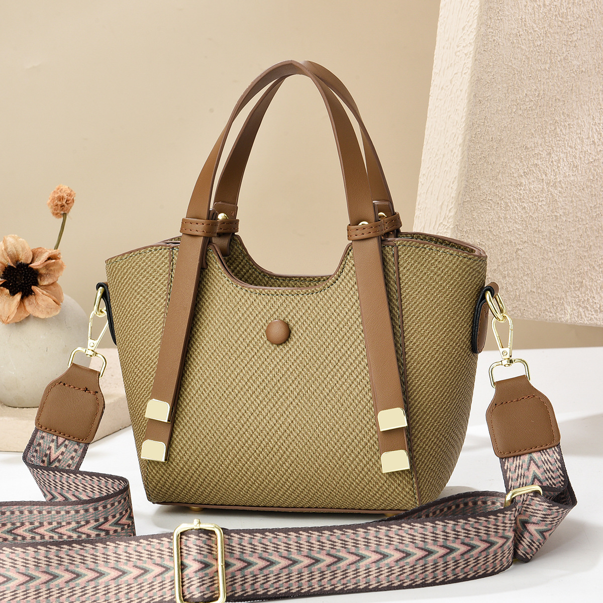 Versatile and fashionable single-shoulder large new autumn crossbody bag for women and mothers, handbag manufacturer, women's bag 2024 Application Scenario