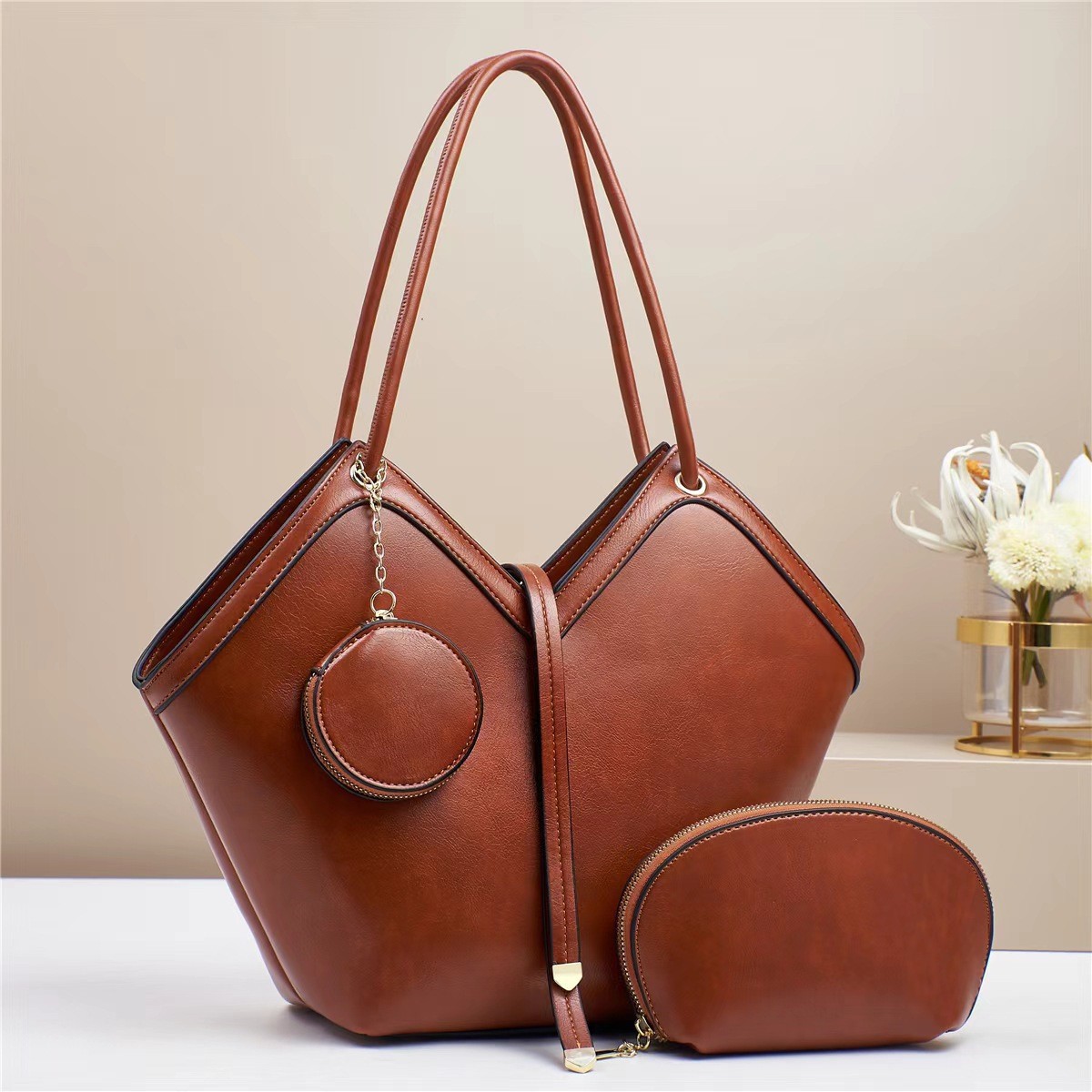Niche tote bag for women, large-capacity retro handbag, three-piece set, crossbody bag, high-end cross-border women's bag Application Scenario