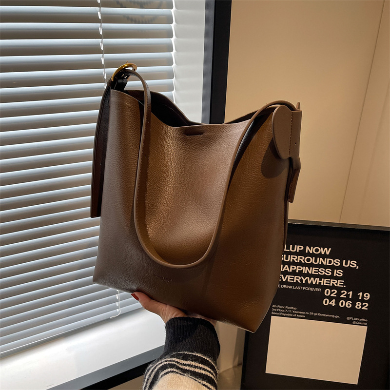 Large-capacity bucket bag, fashionable single-shoulder bag, 2024 new trendy INS crossbody bag, stylish and simple Japanese and Korean casual bag details Picture