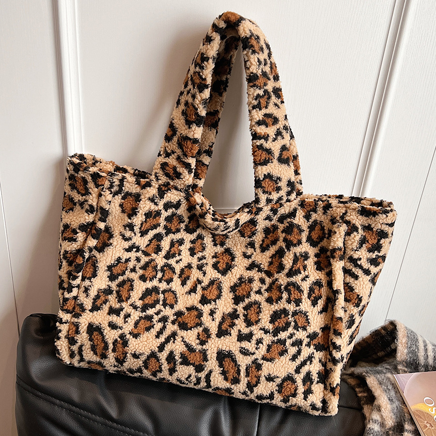 Fluffy women's 2024 new style trendy and versatile leopard print shoulder bag, large-capacity commuting underarm tote bag full figure