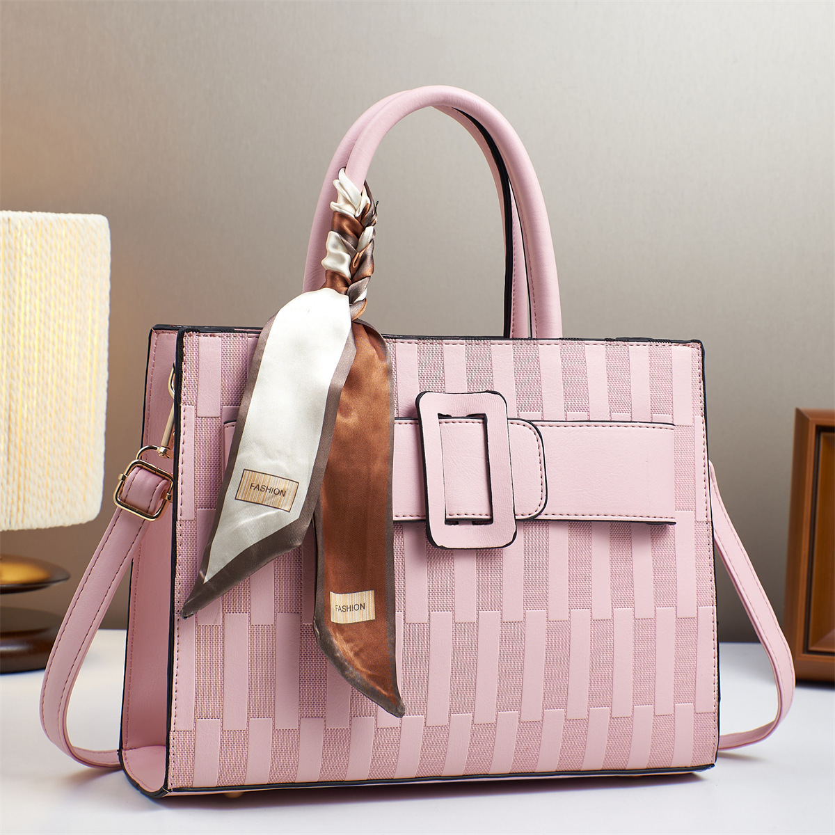 The 2025 new stylish embossed design tote bag with a high-end feel is a perfect cross-border single-shoulder bag for mom Specification drawing