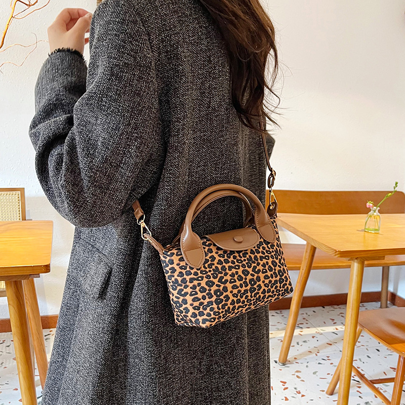 The new leopard print underarm bag for the 2024 autumn and winter season is a cross-border trend hand-held shoulder bag with a color-blocking and patchwork dumpling bag Specification drawing