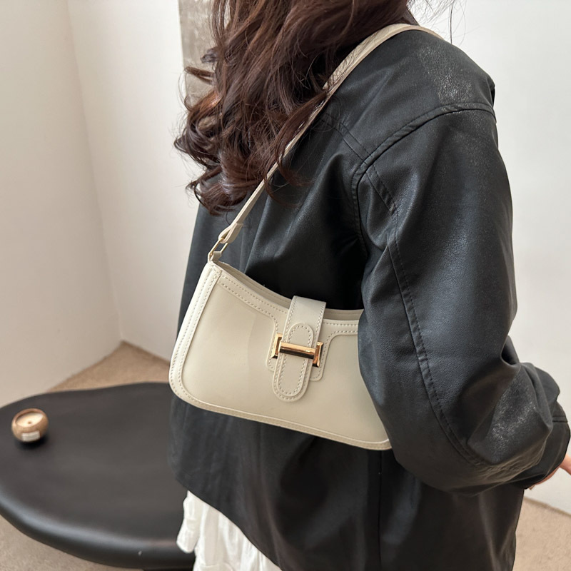 A retro, fashionable and casual small square bag for women, a new spring 2025 fashion trend casual underarm handbag and crossbody bag details Picture