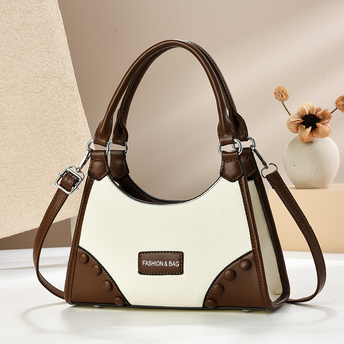 A niche design sense single-shoulder crossbody bag with a textured underarm commute to work. A new large-capacity women's casual bag Specification drawing