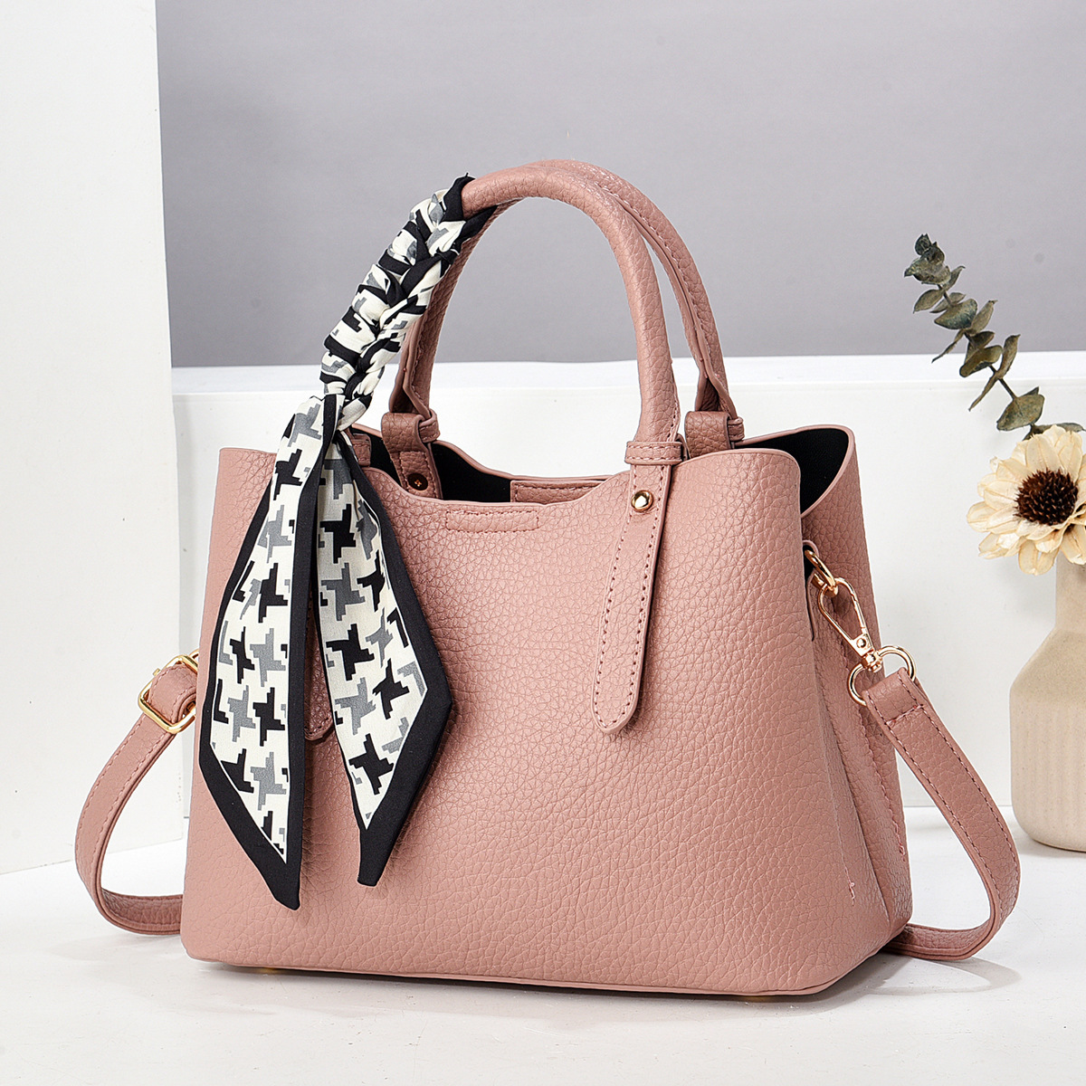 A manufacturer of large-capacity handbags for women in the summer of 2025, featuring a trendy, simple, fashionable and elegant crossbody single-shoulder bag details Picture