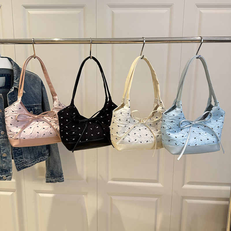 This year, underarm bags are in vogue. This is a new summer fashion handbag for women in 2025, a versatile commuting single-shoulder crossbody bag Application Scenario