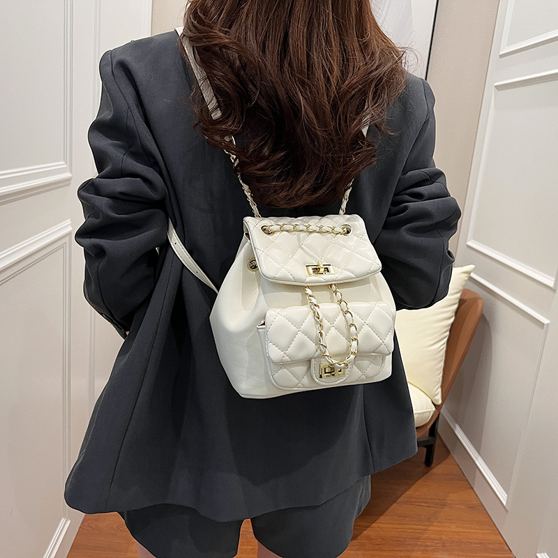 Xiaoxiangfeng diamond-shaped chain backpack for women 2024 New style, fashionable and simple student bag, high-end and versatile single-shoulder bag Application Scenario
