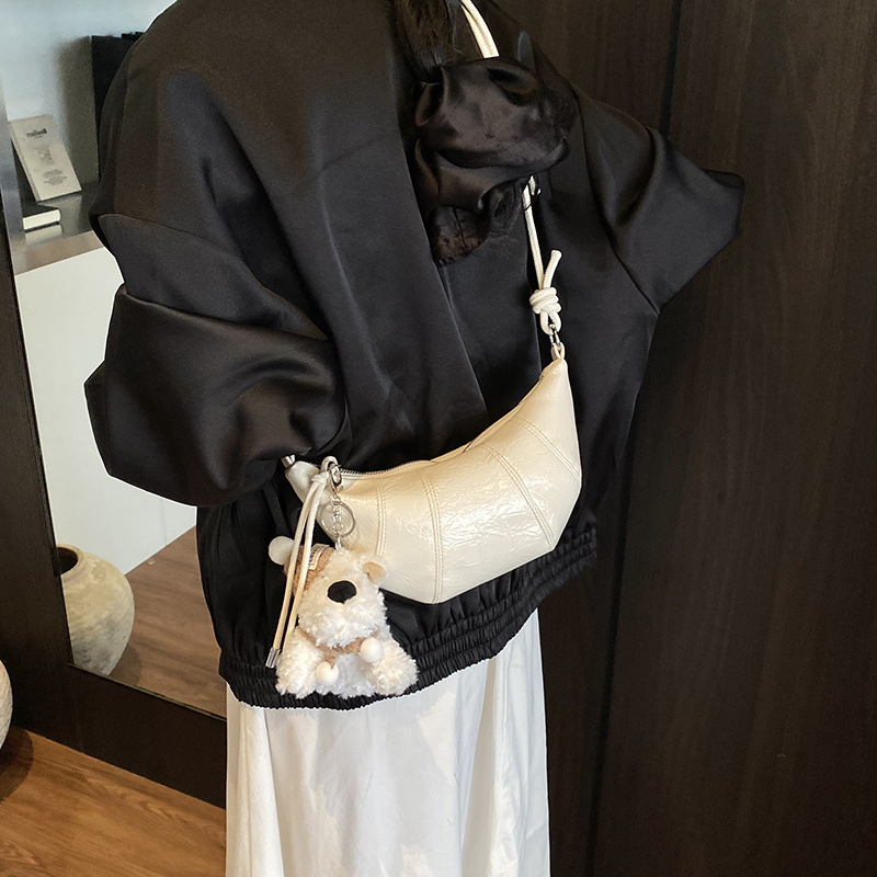 A niche design, trendy and simple solid color horn bag for women, a new 2025 versatile and fashionable single-shoulder crossbody bag for commuting details Picture