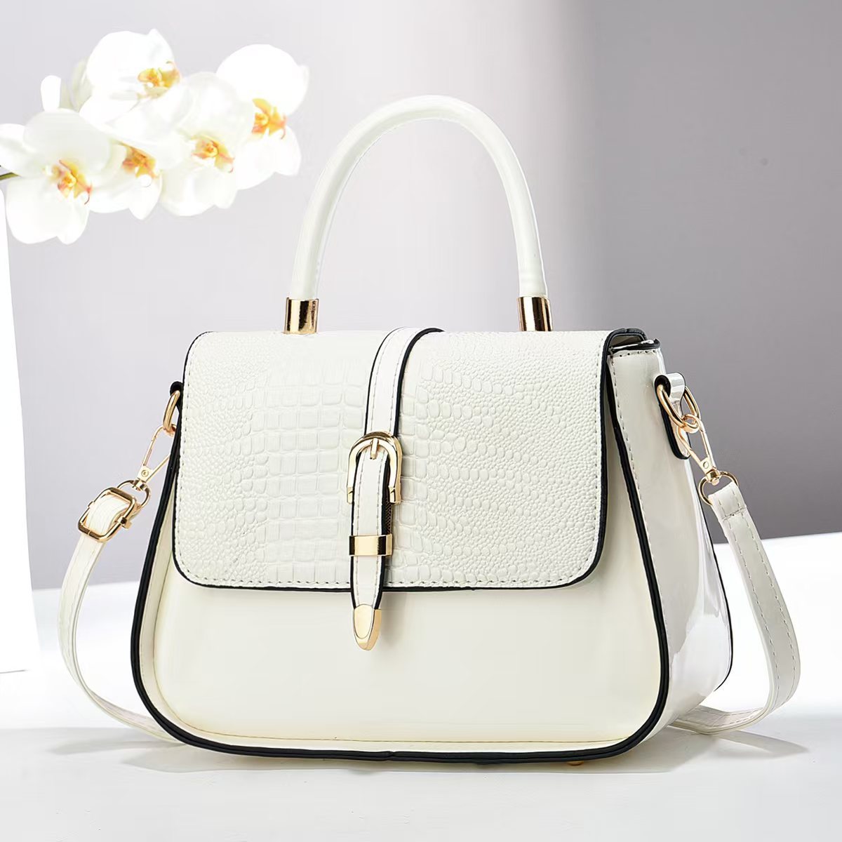 This new fashionable handbag, a single-shoulder crossbody bag, is elegant and versatile. It's a must-have for middle-aged women in summer 2024 Item Picture