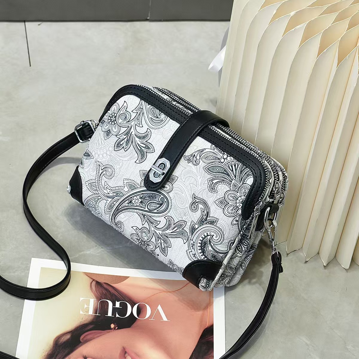 The 2025 new trendy print Instagram super popular single-shoulder crossbody bag, versatile mini bag, phone bag and women's bag Specification drawing