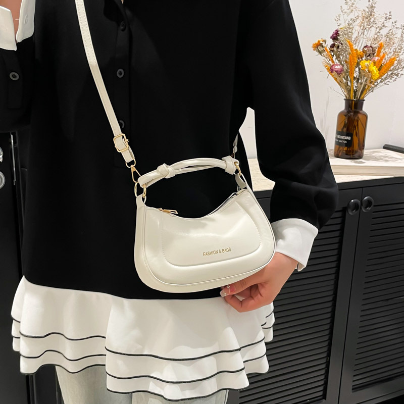 This is a new summer 2025 fashionable, stylish, versatile, high-end, and trendy solid-color bag for women details Picture