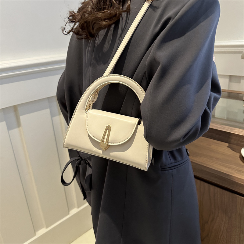 This is a trendy and stylish round-shaped handbag for the summer of 2024. It is a trendy and casual small square bag with a single shoulder details Picture
