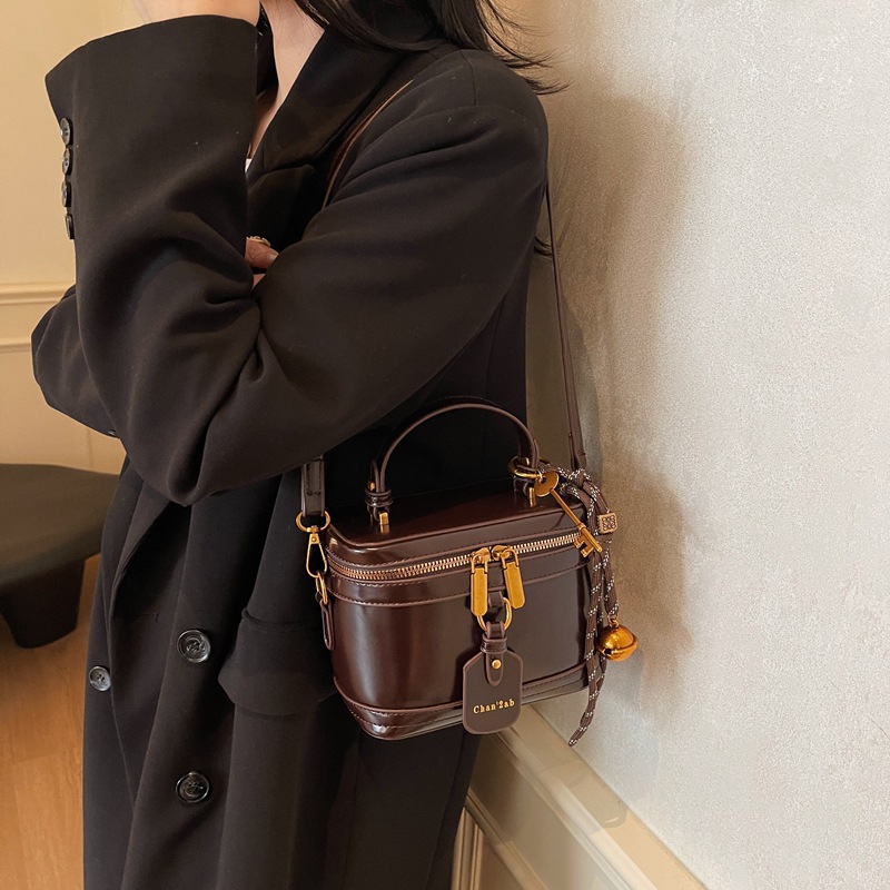 2025 New high-end and niche design box bag, hand-held bag, popular single-shoulder crossbody bucket bag, women's bag Application Scenario