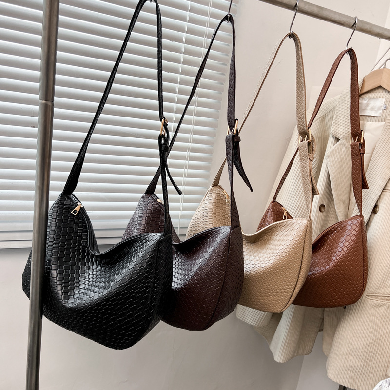 Textured woven pattern bag for women, 2025 new Korean style, fashionable and versatile, single-shoulder crossbody bag, commuting dumpling bag Application Scenario