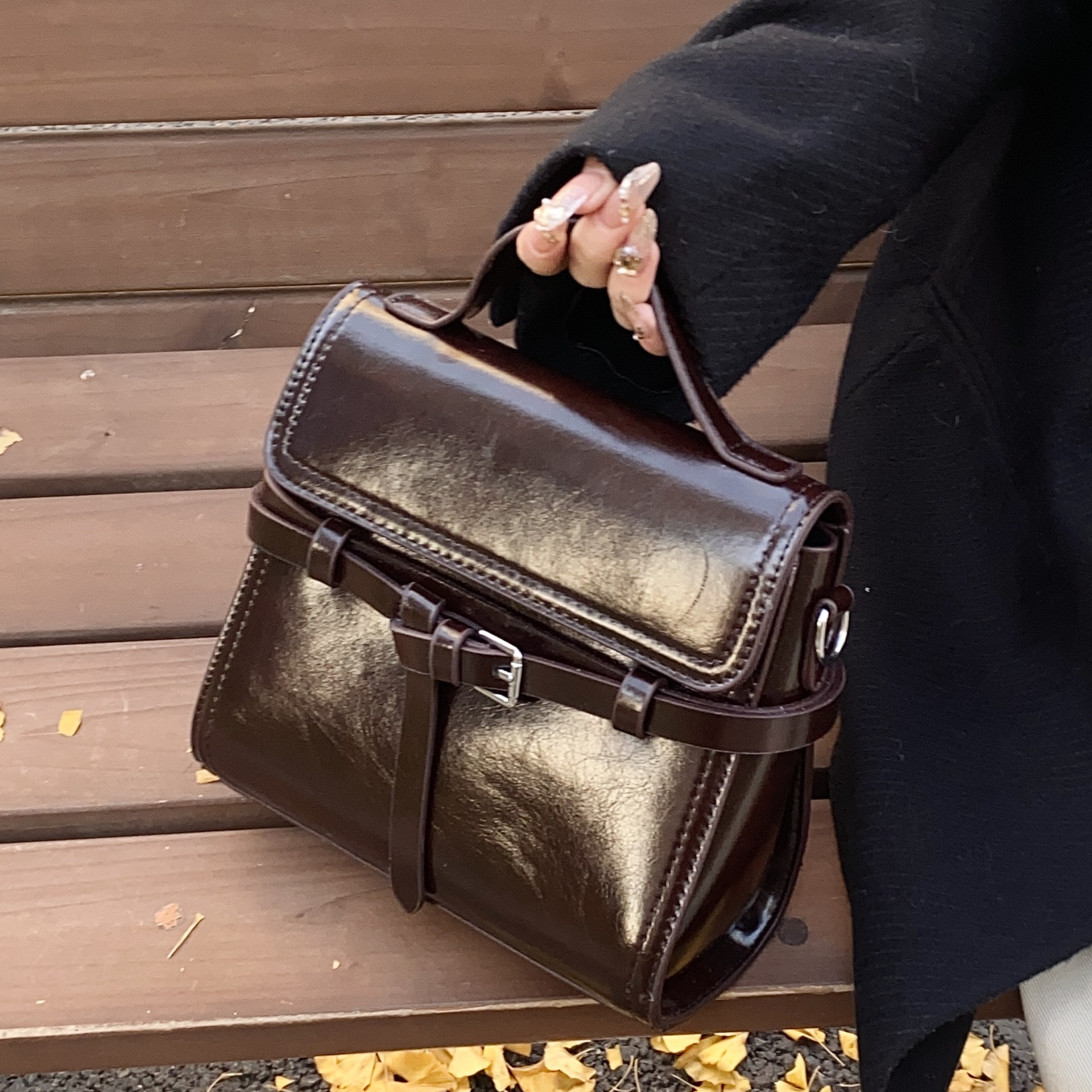 A new 2024 trendy and versatile women's handbag with a Kelly strap, a small square crossbody bag with a belt and strap Application Scenario