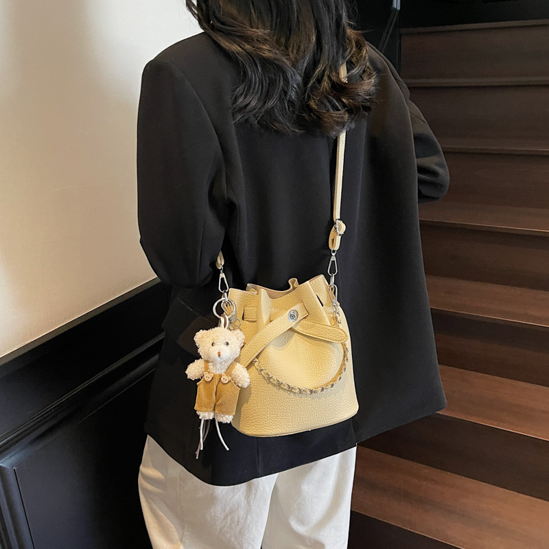 The 2025 new bestseller Korean-style bucket bag is a high-end single-shoulder bag with a sophisticated look and a versatile, casual and simple crossbody style Application Scenario