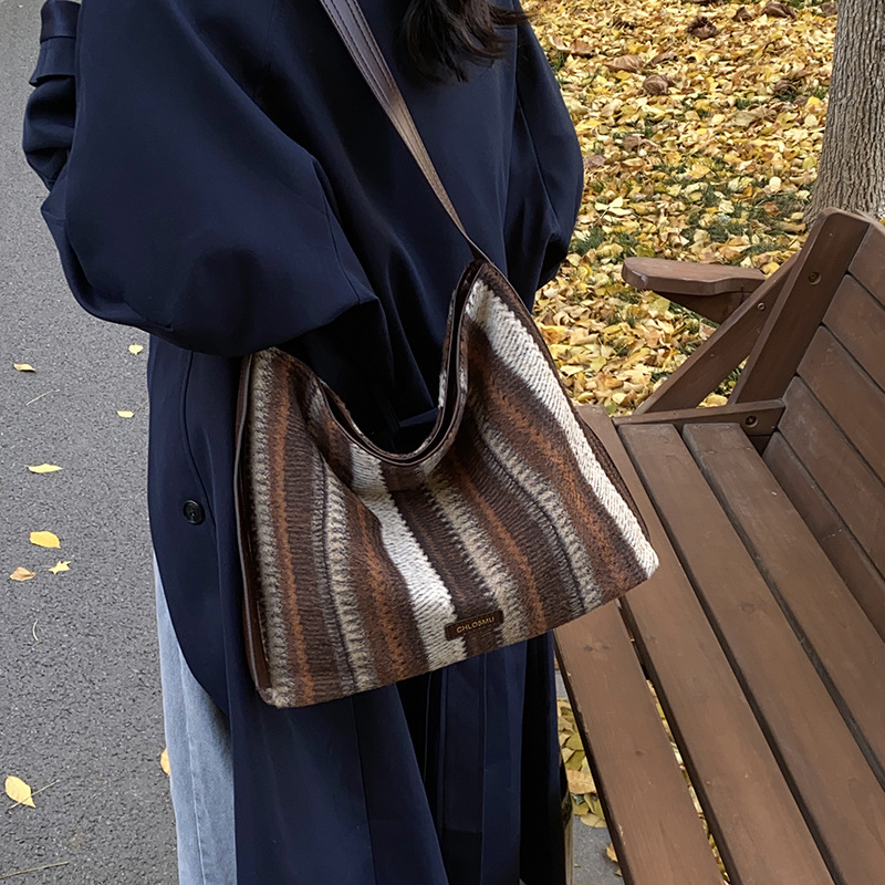 The 2024 new retro, casual and versatile striped tote bag with a large capacity and a high-end feel Application Scenario