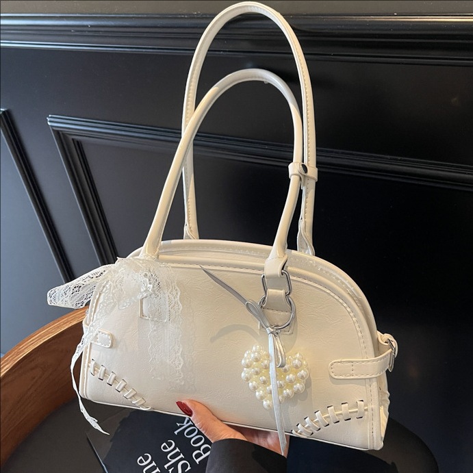 This stylish, simple and niche single-shoulder underarm bag is a versatile and casual commuter bowling bag for women. It is a new model handbag for 2025 full figure