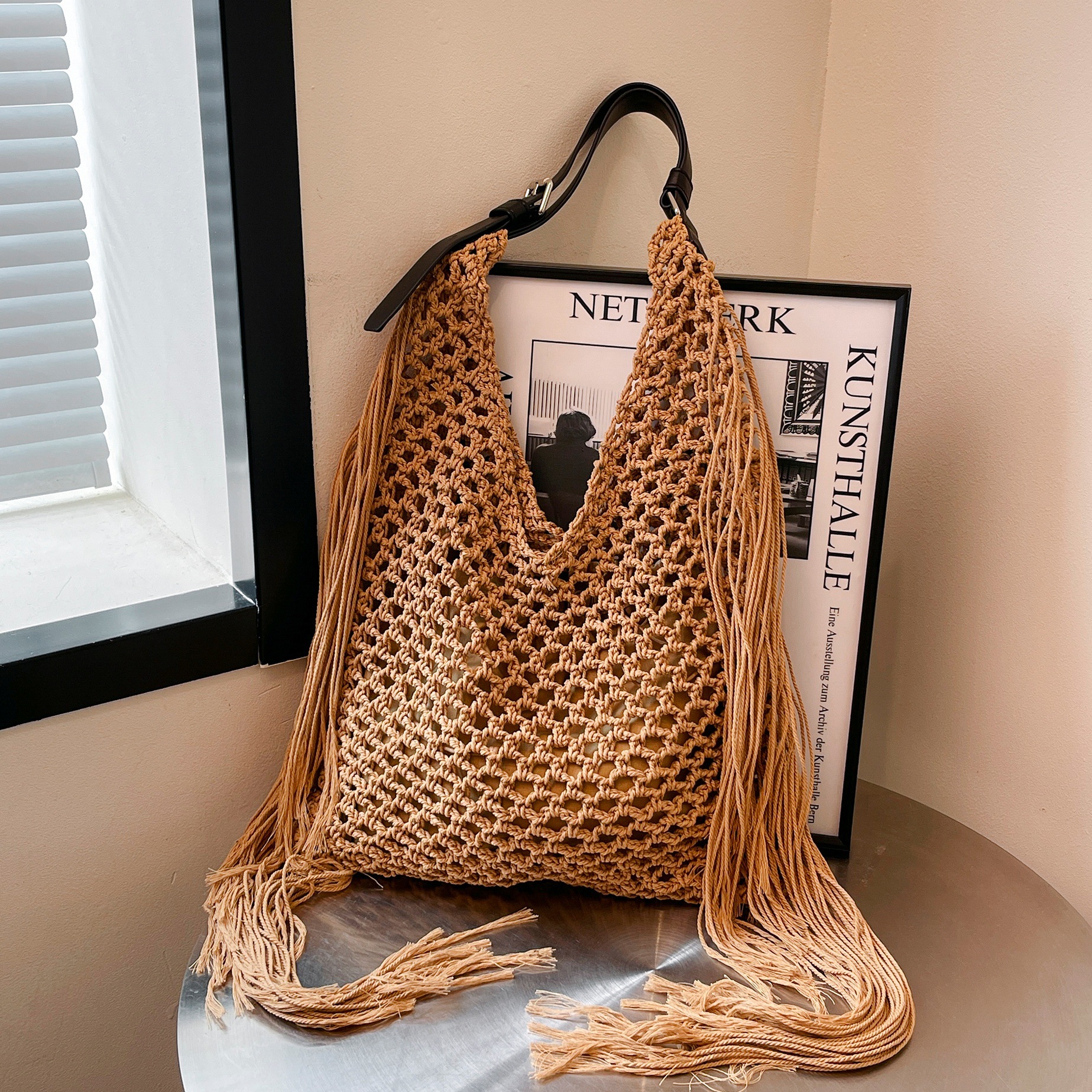 Retro fringed bag, women's openwork hand-woven bag, beach bag, new versatile single-shoulder tote bag for commuting ladies full figure