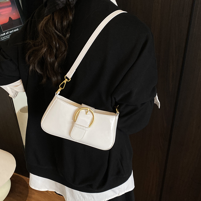 A trendy and fashionable shiny underarm bag for women in the summer of 2025, featuring a simple, versatile and niche design. It's a single-shoulder crossbody bag details Picture