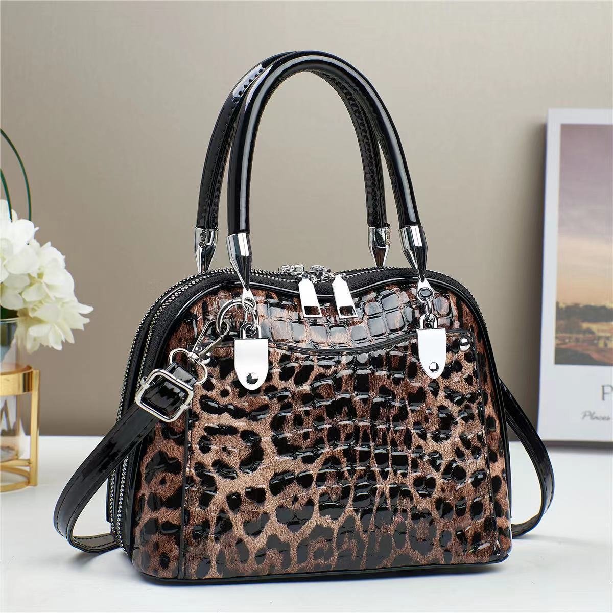 The new retro leopard print handbag is a unique and versatile cross-border, elegant and trendy single-shoulder crossbody bag with a stylish and fashionable texture. It is also a princess bag Application Scenario