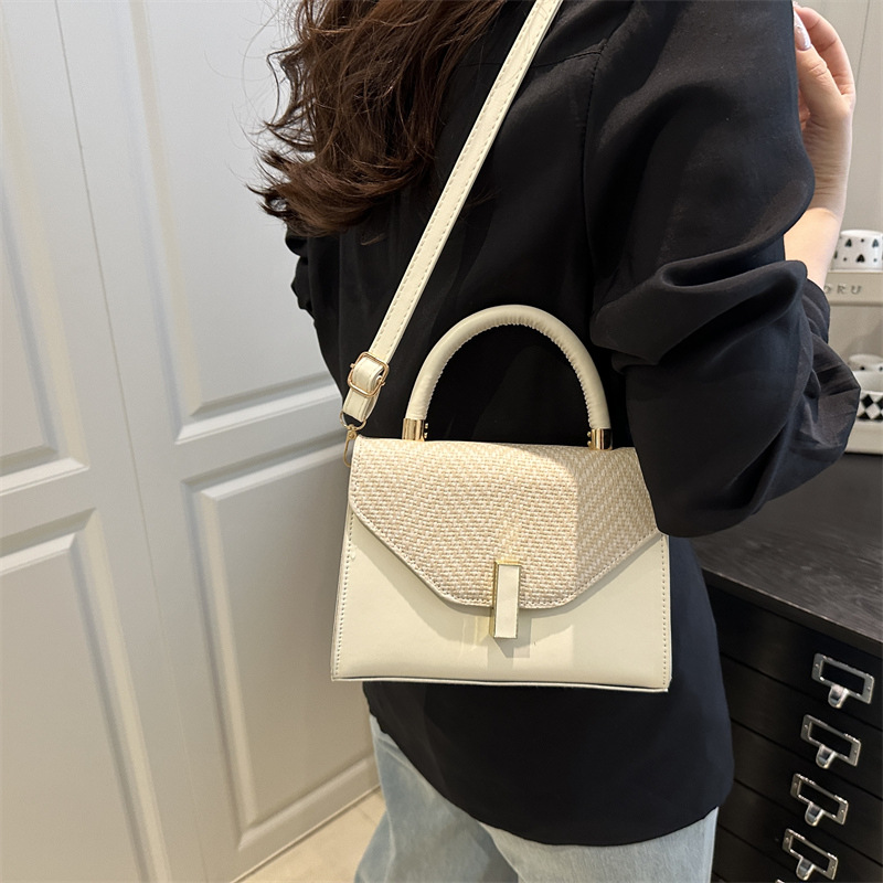 A casual and simple hand-held small square bag for women in the summer of 2025, a trendy and fashionable single-shoulder bag, a niche and retro crossbody bag details Picture