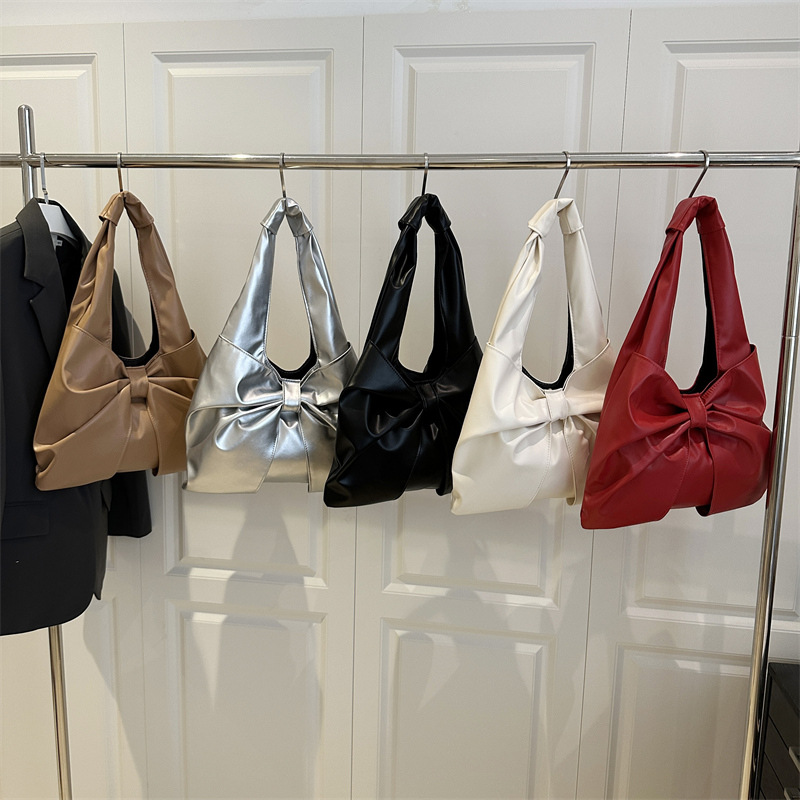2025 Summer New bow pleated tote bag for women's commuting to work, large capacity single-shoulder bag, fashionable underarm bag Application Scenario