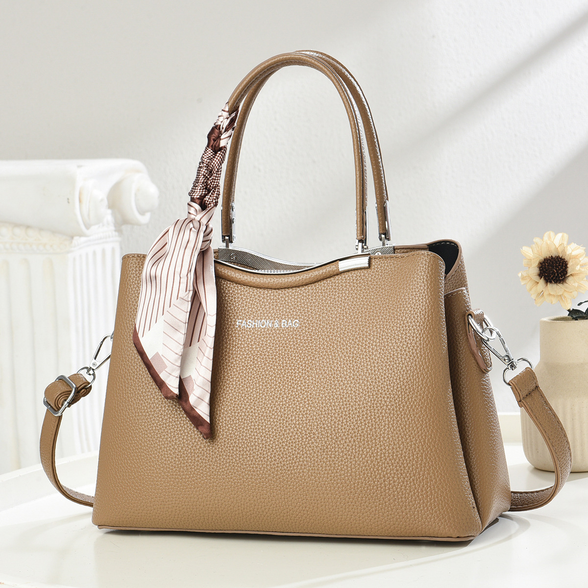 A light luxury commuting, versatile and fashionable single-shoulder, hand-held, crossbody bag for women, a new large-capacity hand-held mom bag full figure