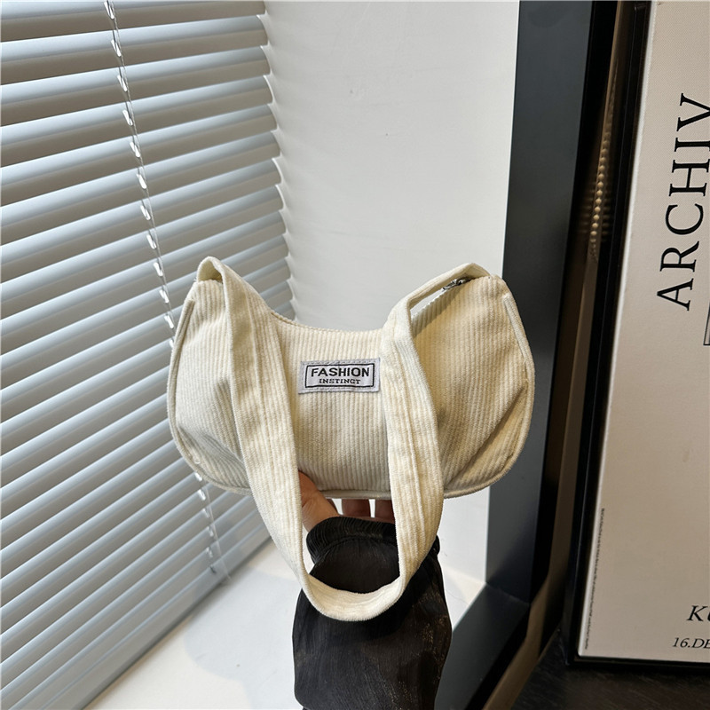 A slanted solid color summer 2025 Korean-style fashionable and individual velvet new bag, a versatile bag, a simple underarm bag for women full figure