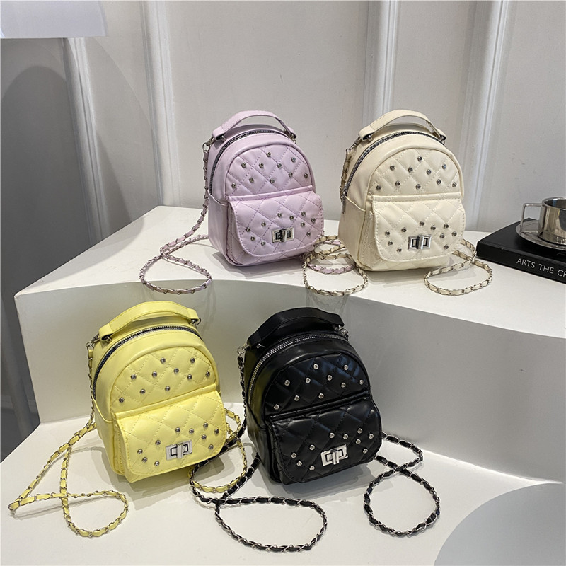 A new 2025 trendy and versatile Korean chain-texted crossbody backpack for women Application Scenario