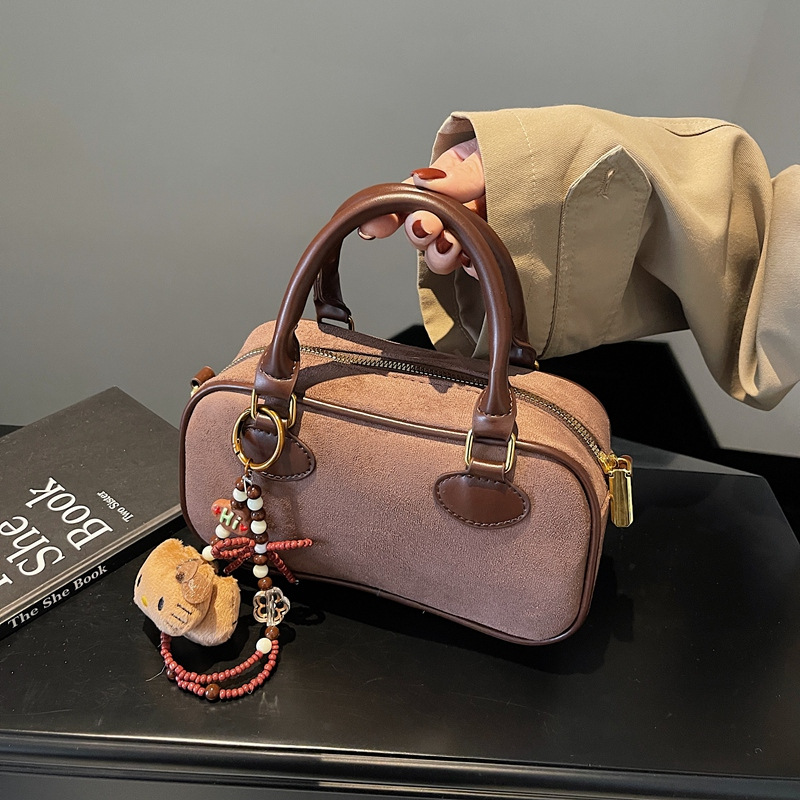 Retro commuter underarm bag for women 2024 new style, trendy and versatile single-shoulder bag, fashionable hand-held bowling bag full figure