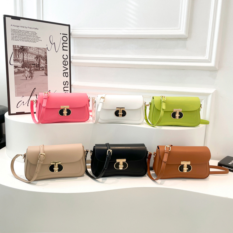 This is a trendy, retro, versatile single-shoulder bag for women. It's a new spring 2025 collection that is fashionable, stylish, simple and artistic. It's a small square crossbody bag Application Scenario