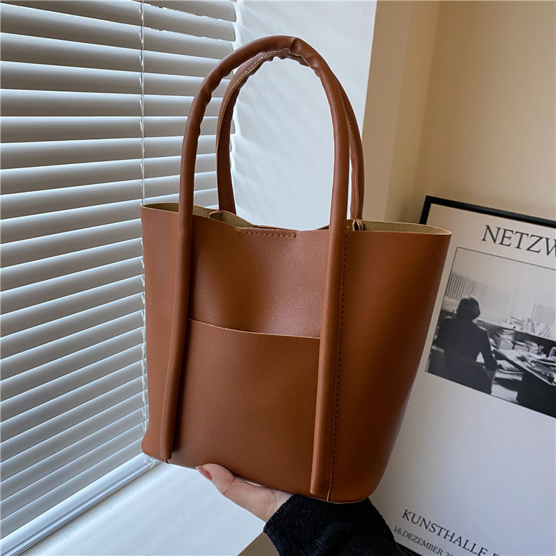 This is a new spring 2022 trendy, fashionable and stylish single-shoulder bucket bag for women details Picture