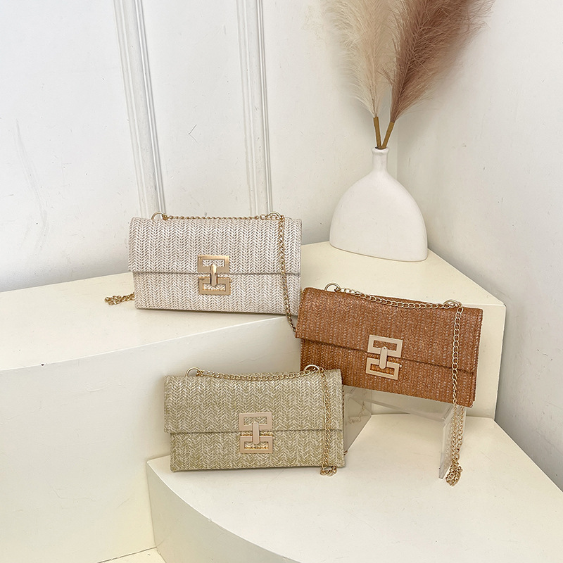 New vacation-style flip-top single-shoulder straw woven bag, casual woven bag, European and American style women's bag, lockable multi-layer chain bag Application Scenario