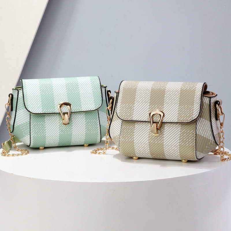 One-piece consignment 2023 new women's bag, single-shoulder crossbody bag, color-matched chain small square bag, trendy and fashionable for women Specification drawing