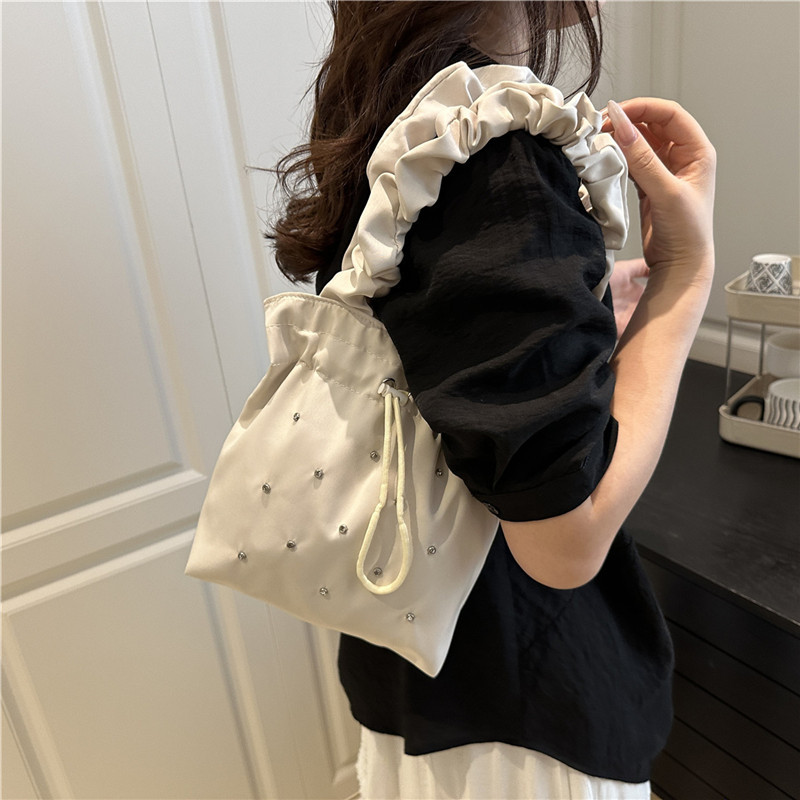 2025 Summer New style fashionable drawstring casual nylon fabric bucket bag pleated large capacity single-shoulder bag details Picture
