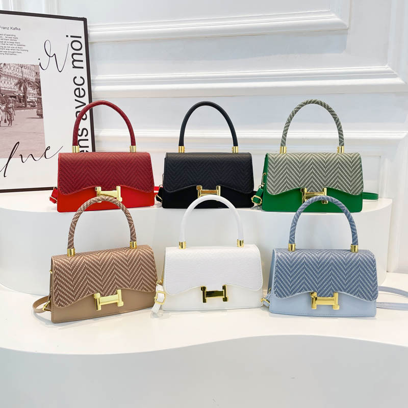 The 2025 new niche design, simple and fashionable, single-shoulder crossbody bag, and stylish small square commuting bag Application Scenario